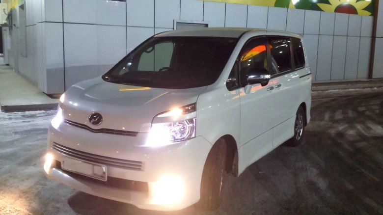 Тойота вокси 2010