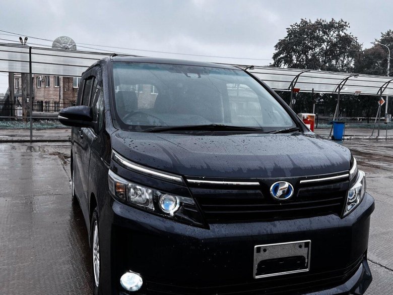 Тойота Вокси 2016