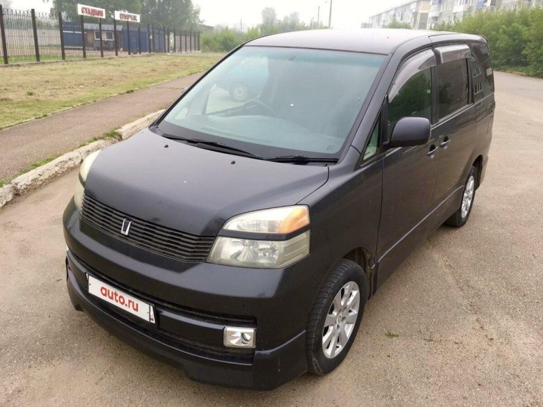 Тойота Вокси серая