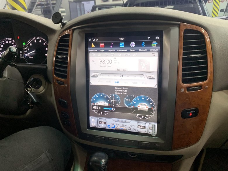 Land Cruiser 100 Tesla монитор