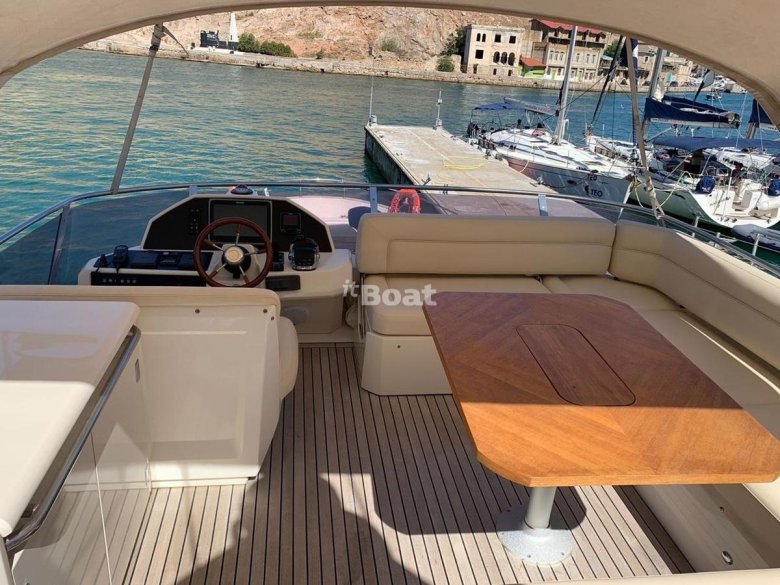 Яхта моторная