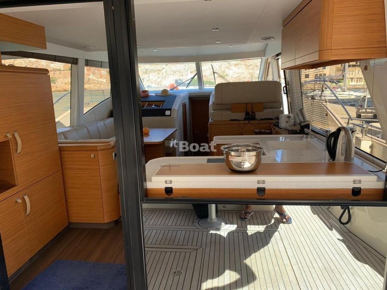 Моторная яхта