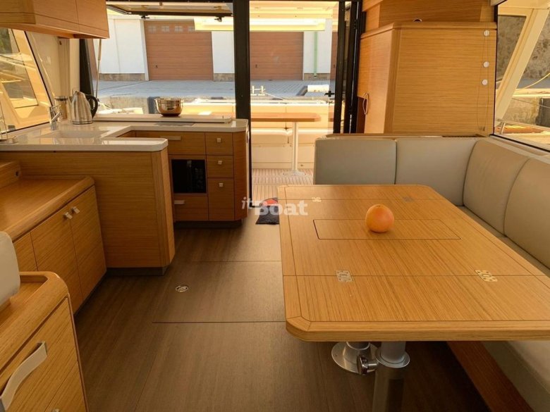 Гибридная яхта