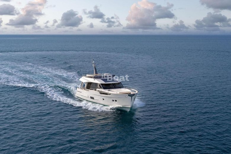 Яхта Greenline 48 Fly