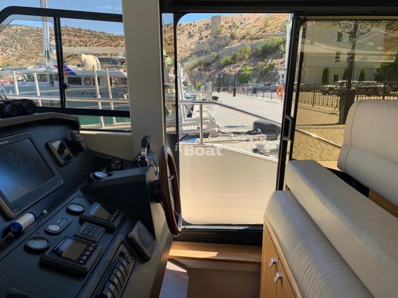 Яхта моторная