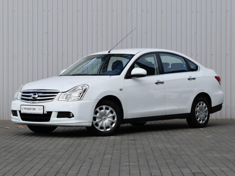 Белый ниссан альмера