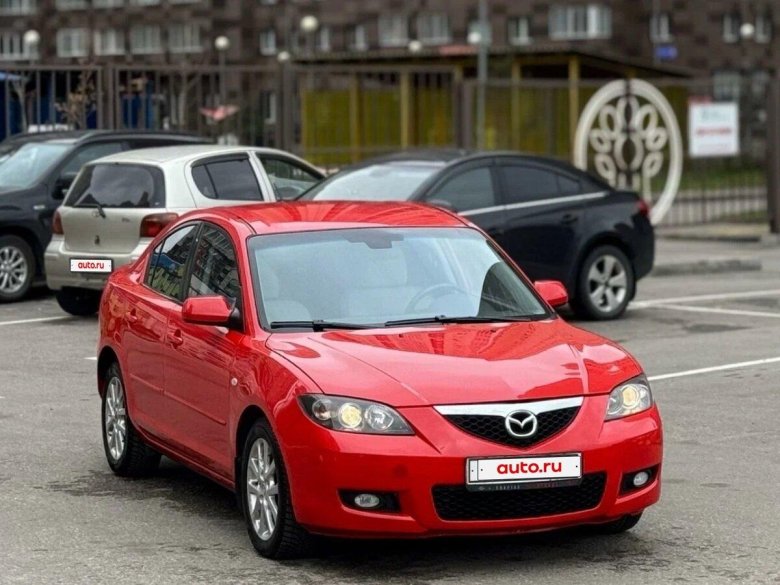 Красная мазда 3