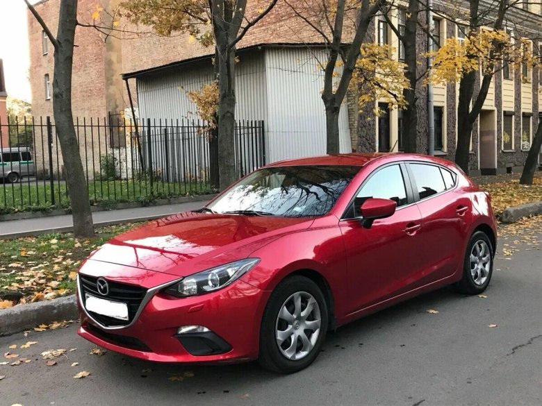 Mazda 3 красная
