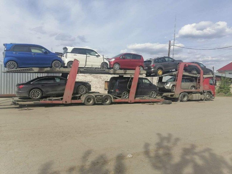 Автовоз с машинами
