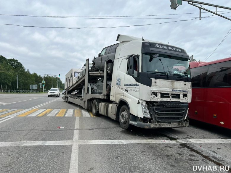 Красный автовоз Вольво