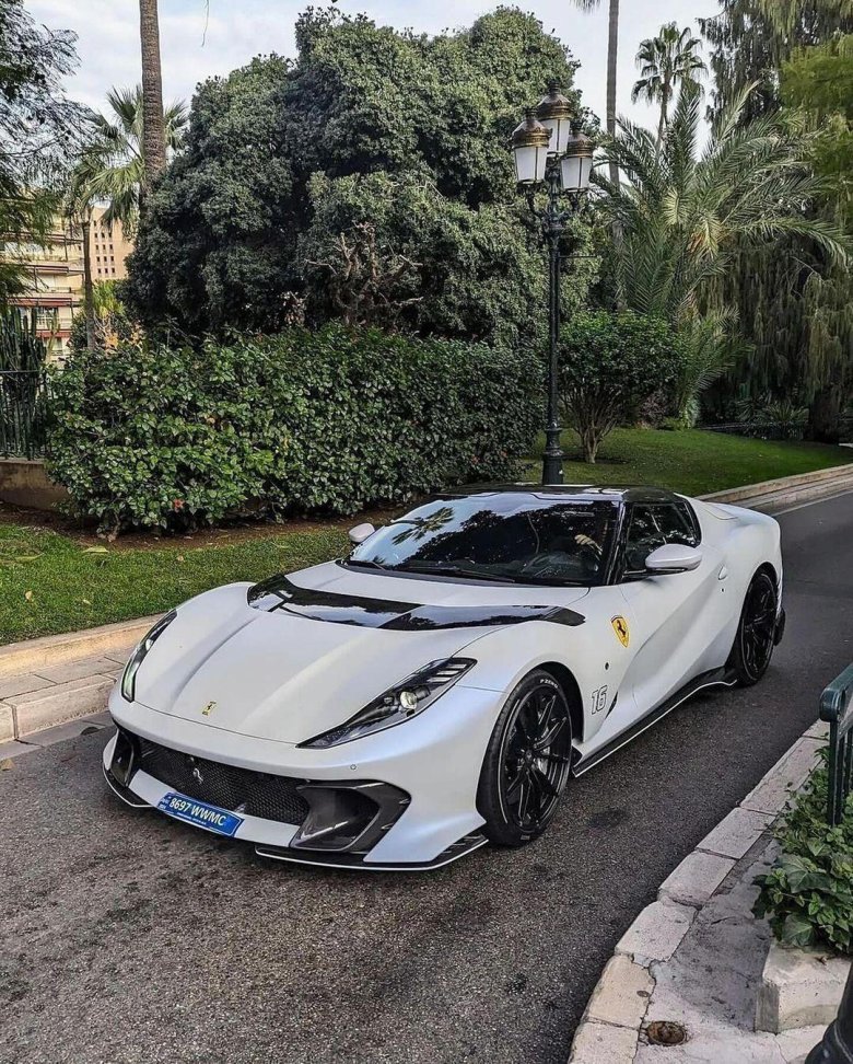 Ferrari 812 competizione