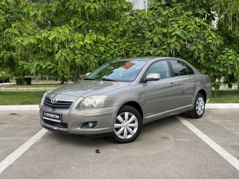 Машина Тойота Авенсис седан баклажан
