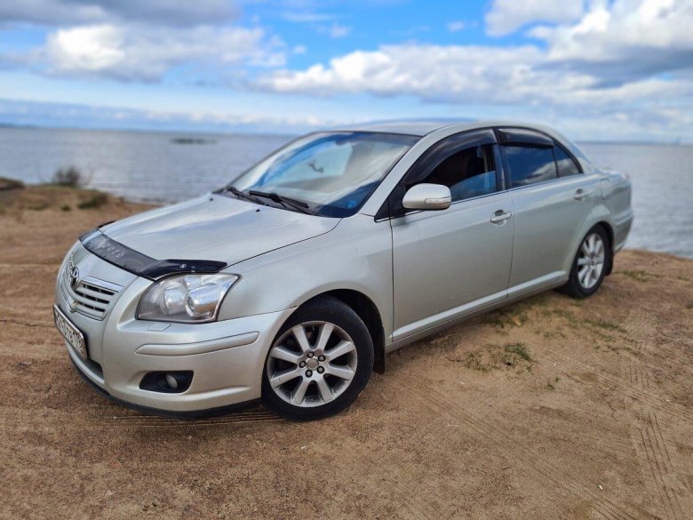 Тойота Авенсис седан серебристый механика