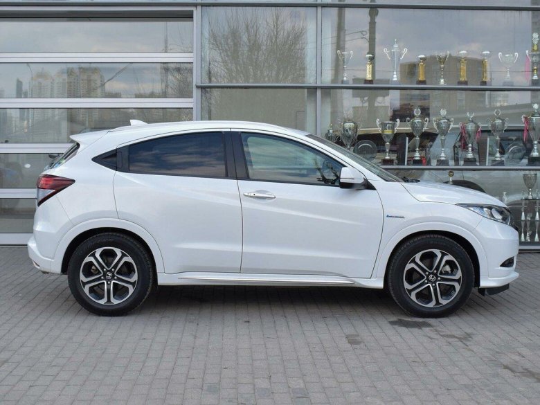 Хонда Везель второго поколения белый