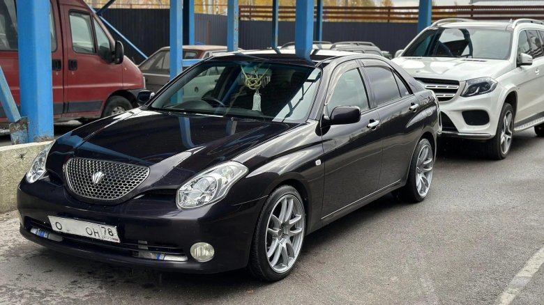 Голубая Toyota Verossa