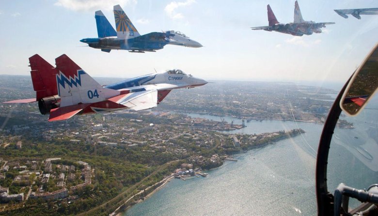 Стрижи и русские Витязи в небе над Севастополем