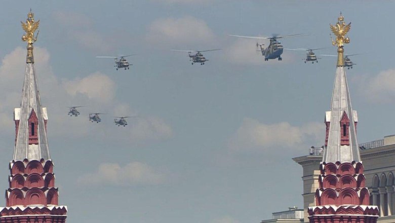 Вертолеты над красной площадью