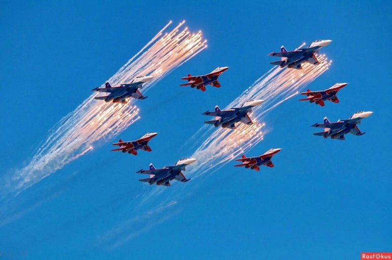 Пилотажная группа Стрижи и русские Витязи