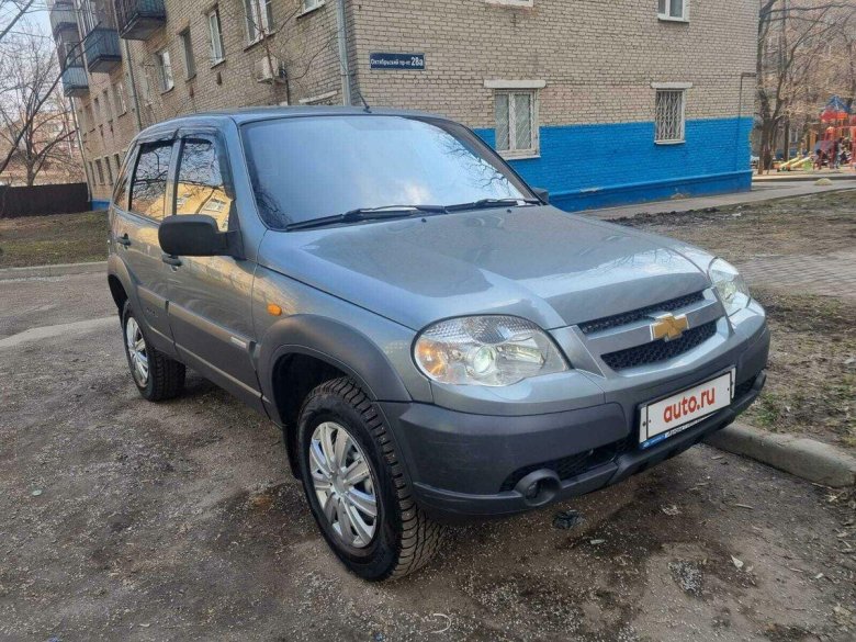 Шевроле Нива серебристая