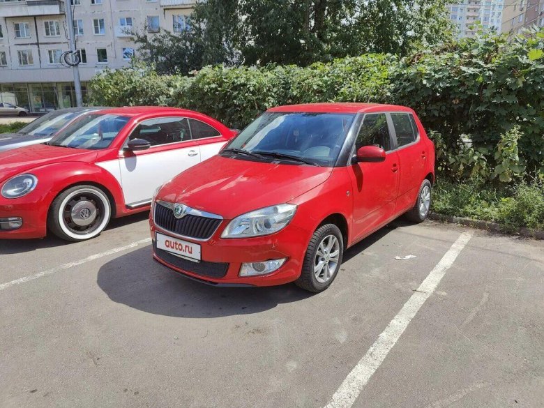 Красная Шкода Фабия 2011