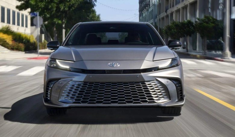 Новая тойота камри 2025