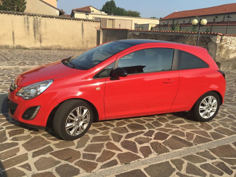 Opel Corsa d красный