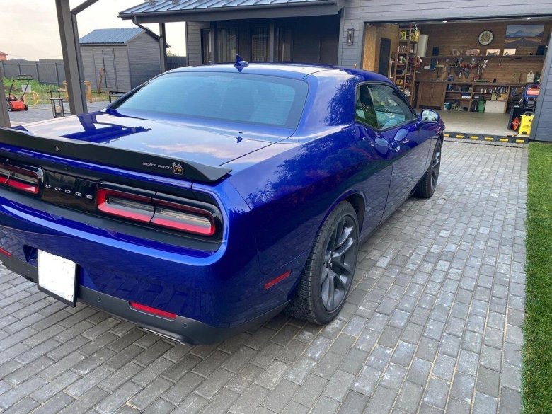 Синий додж челленджер