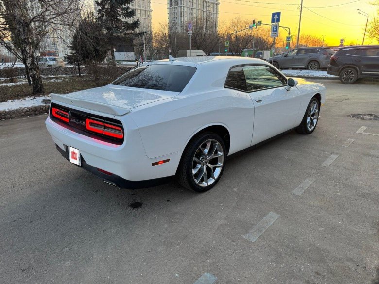 Белый додж челленджер