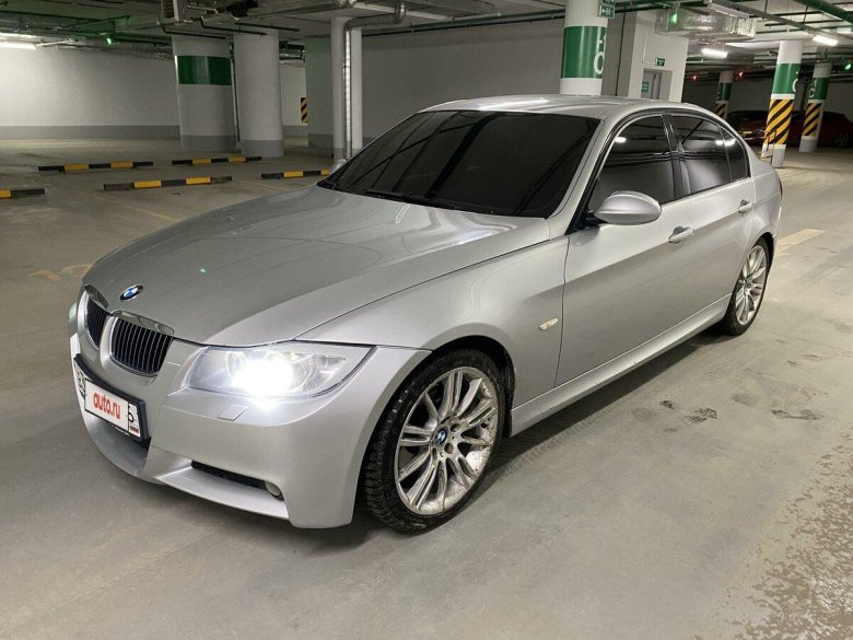 БМВ седан серый