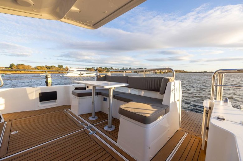 Яхта моторная