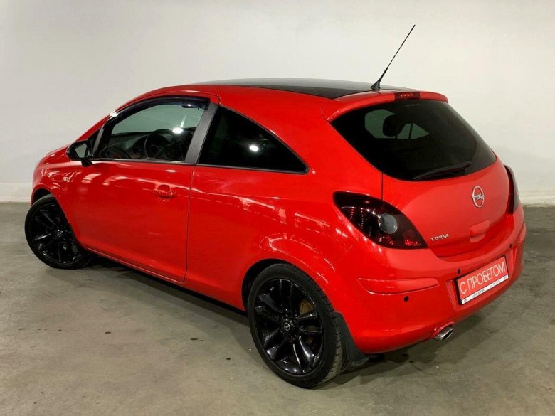Opel Corsa красная
