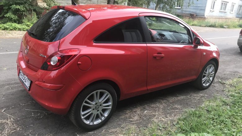 Опель Корса красная 5 дверная