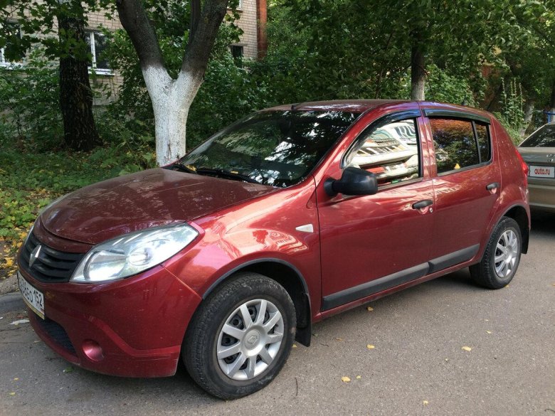 Рено Сандеро 2011, красный