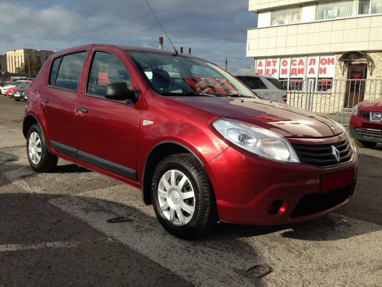 Рено Сандеро 2011, красный