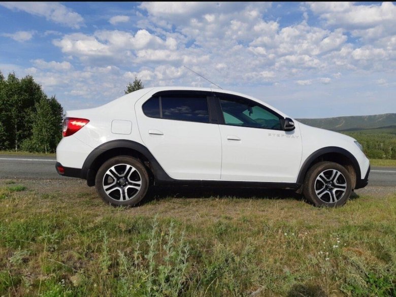 Рено Логан степвей белый