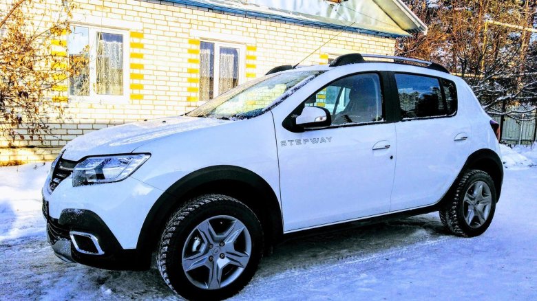 Рено Сандеро степвей белый