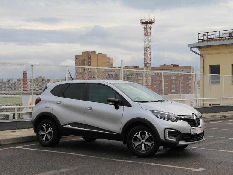 Рено Каптур серебристый с черной крышей