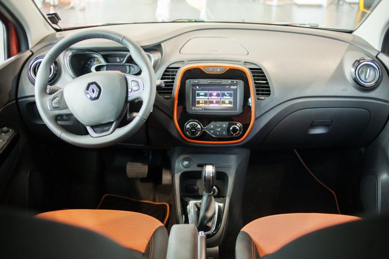 Машина Рено Каптур салон