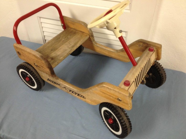 Деревянный детский автомобиль
