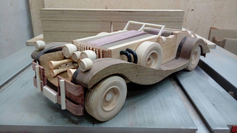 Модель ретро автомобиля из фанеры Паккард
