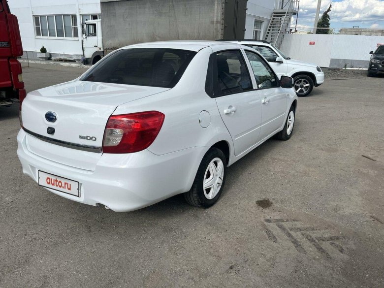 Белый датсун