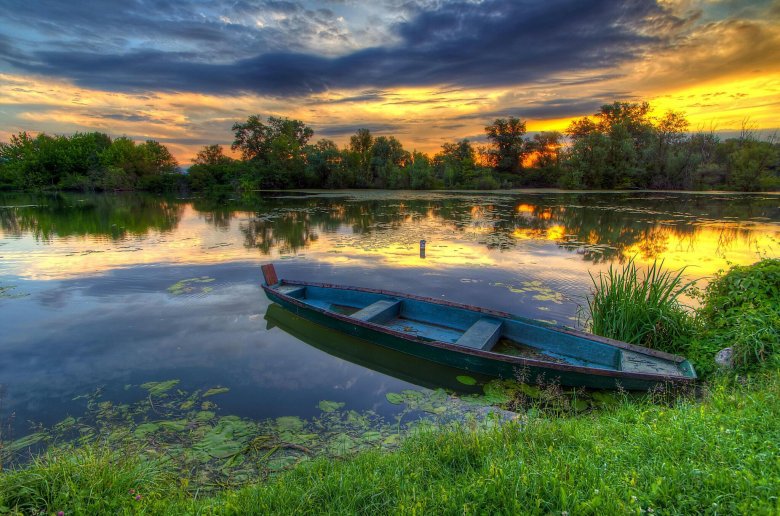 Лодка на реке