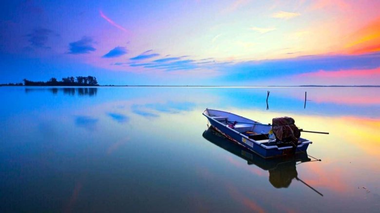 Лодка в море