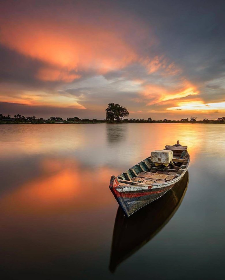 Лодка в море