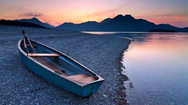 Лодка в море