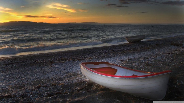 Лодка в море