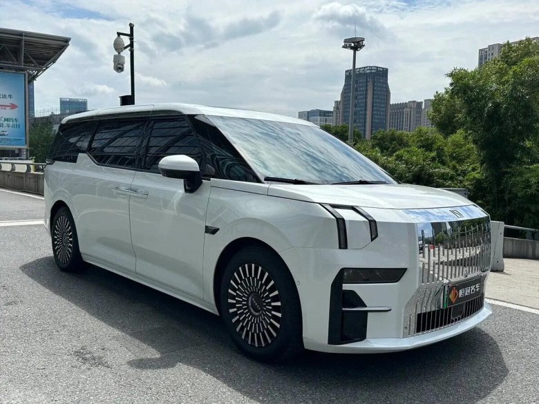 Машина zeekr 009