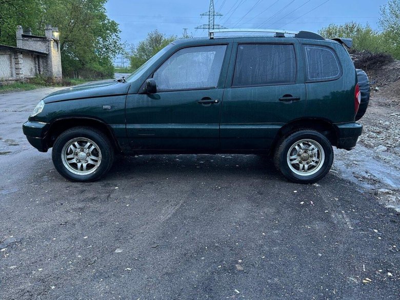 Зеленая шевроле нива 2004