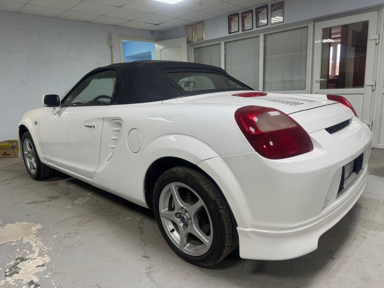 Белая тойота