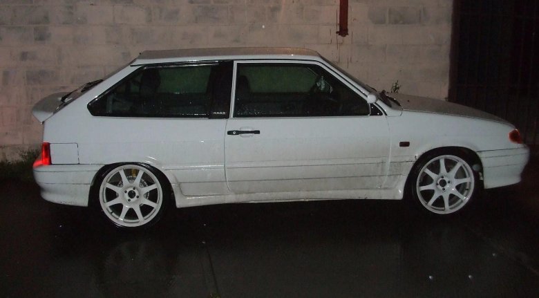 ВАЗ 2113 белая на 17 дисках